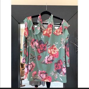 1x floral Shoulder Cutout Top